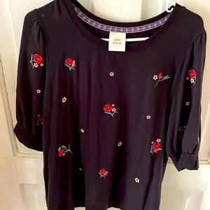 Short sleeved sweatshirt material with beautiful rose embroidery.